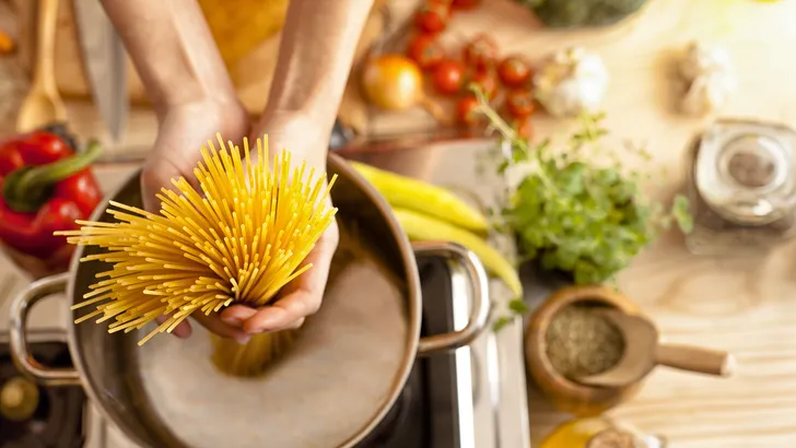 Lifehack: Door deze video wil je je pasta nooit meer op de oude manier koken