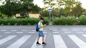 Waarom het kleine handgebaar bij een zebrapad het ultieme bewijs is van je sociale intelligentie