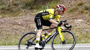 jonas vingegaard in actie tijdens een afdaling op spaanse wegen