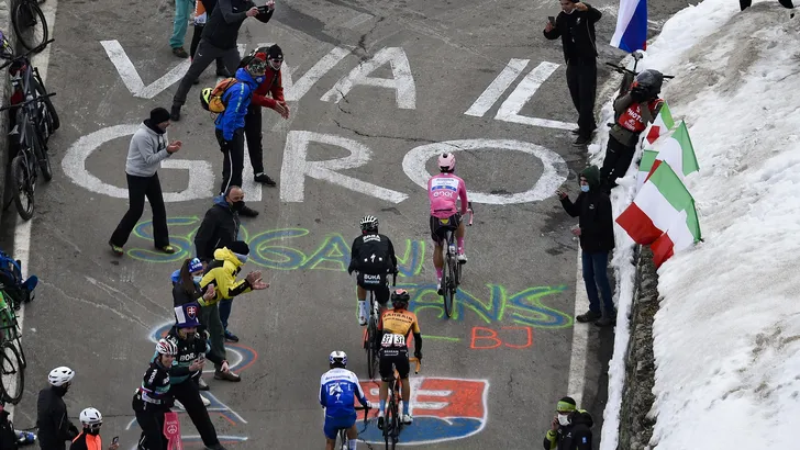19e etappe Giro d'Italia ingekort na rennersprotest