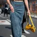 Vrouw met stijlvolle denim rok aan.