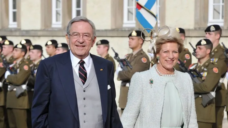 Kijk mee in het privéalbum van koning Constantine 