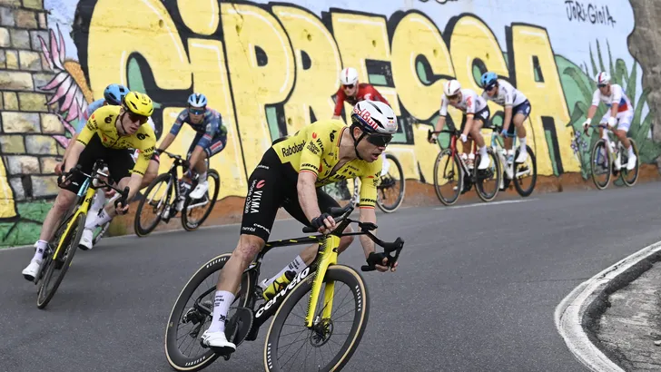 Wout van Aert gefocust in de afdaling van de Cipressa in Milaan-Sanremo.