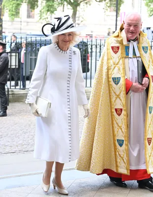 ...En koningin Camilla in dito zwart-wit lookje.