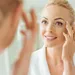 Vrouw is bezig met haar skincare.