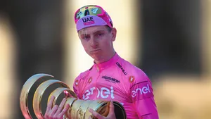 tadej pogacar houdt de giro-trofee vast