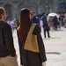 Een man en vrouw op straat tijdens Paris Fashion Week