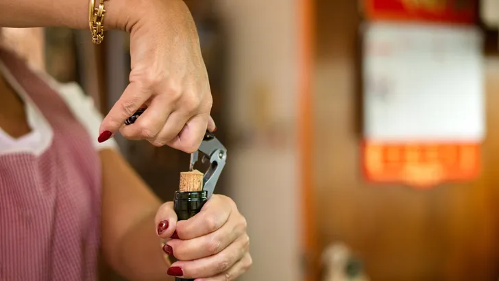 Gooi jij dat restje wijn ook altijd weg? Stop direct met deze geniale keukentruc