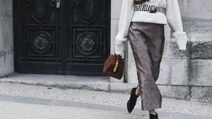 Creëer een dure, luxe look met een trui en satijnen rok. Ontdek dé styling-hack voor een moeiteloos chique uitstraling die altijd werkt.