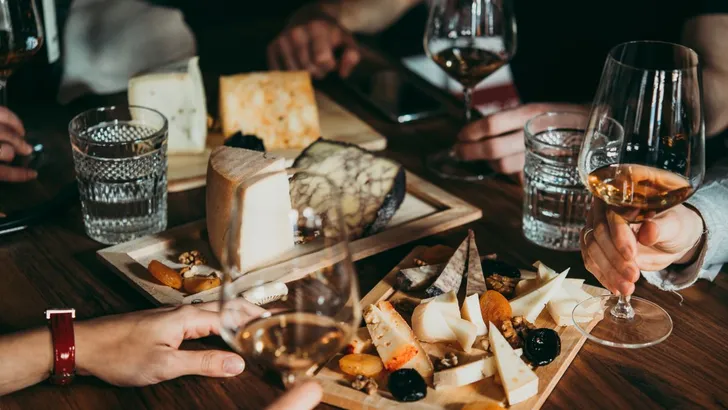 Vrienden aan het wijn drinken.
