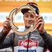 mathieu van der poel kijkt door de bokaal van milaan-sanremo heen