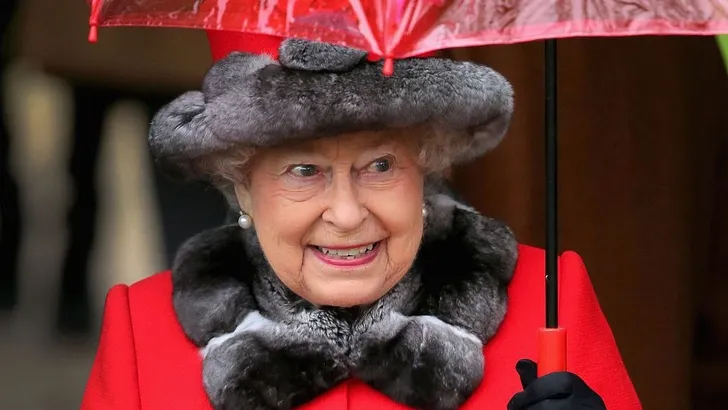 Queen Elizabeth stapt over op nepbont en heel Engeland is blij