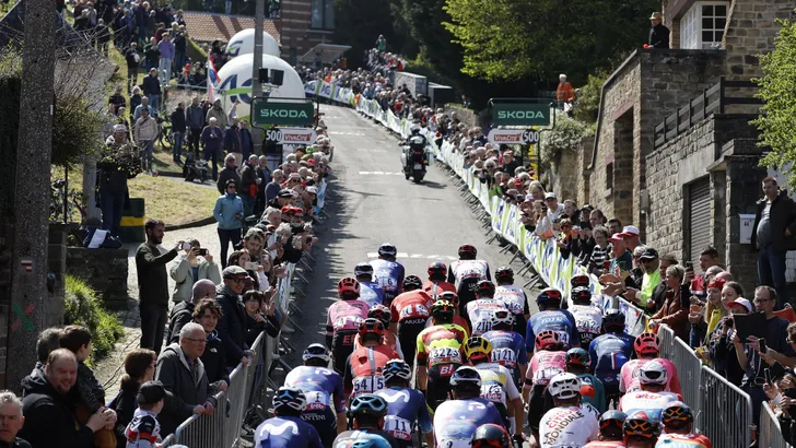 Sfeerbeeld op de Muur van Hoei in de Waalse Pijl van 2023.