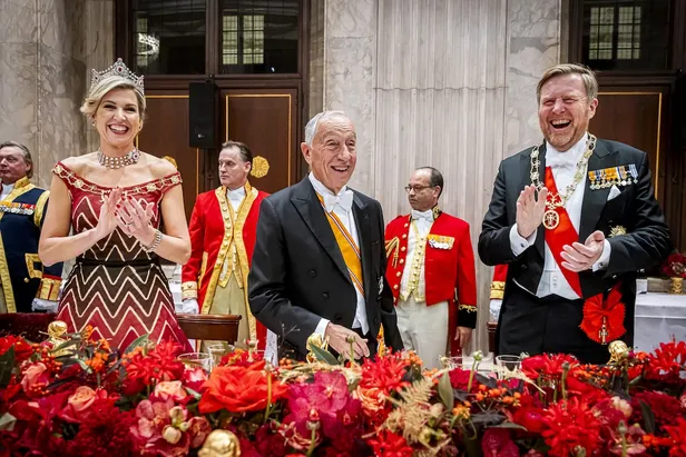 Koningin Máxima en koning Willem-Alexander bij het staatsbanket voor de president van portugal, Marcelo Rebelo de Sousa. December 2024.