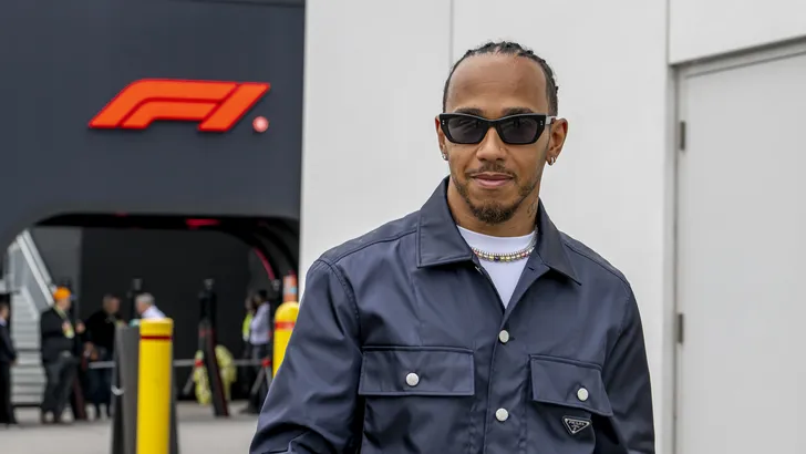 Hamilton wil rem op Red Bull: 'Mercedes werd ook elk jaar afgeremd'