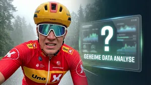 Jonas Abrahamsen zwoegt op een berg terwijl een grafische overlay zijn geheim toont: 83,2% training in zone 1.