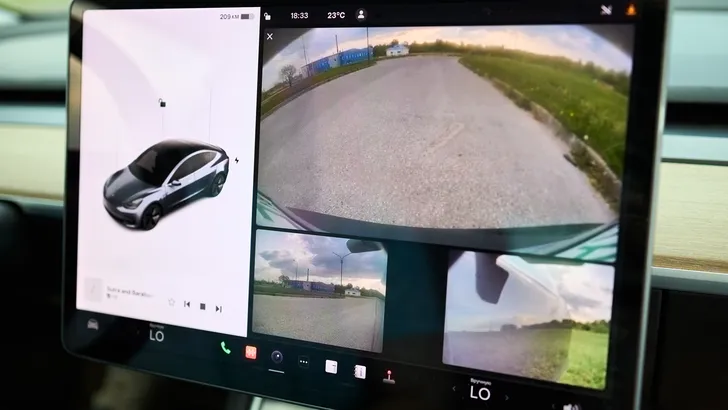 Deze Tesla toont wandelaars op een begraafplaats, maar de bestuurder ziet niemand