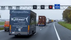 Rood kruis blijft staan door storing bij Rijkswaterstaat: mag je de rijstrook dan gebruiken?