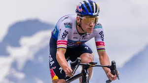 De voetbalmanieren zijn volgens Patrick Lefevere grotendeels uit het systeem bij Remco Evenepoel. Al zag de oud-ploegbaas dat het opvliegerige karakter van Evenepoel er nog niet helemaal uit is.