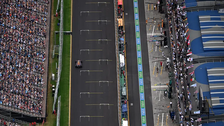 Gridboxen Melbourne verbreed na penalties Alonso en Ocon