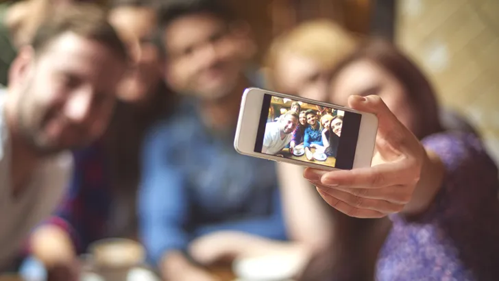 Science says: waarom je met 'lelijke' vriendinnen op stap moet gaan