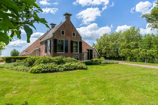 Voorzijde van de boerderij