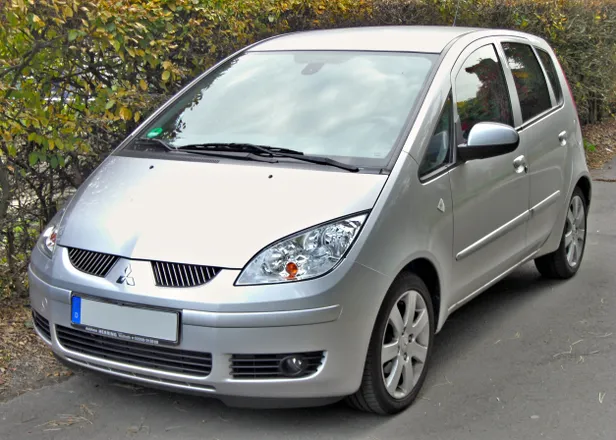 Zilveren vijfdeurs Mitsubishi Colt van de Z30-generatie