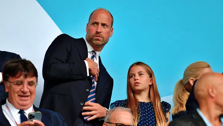 Foto van prins William en prinses Charlotte bij UEFA finale, juli 2025.