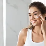 Vrouw is bezig met skincare.