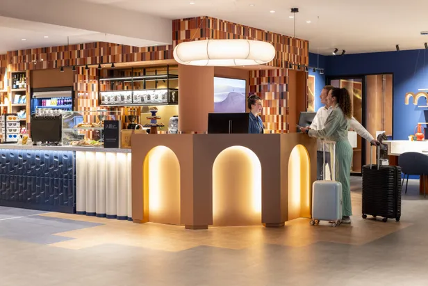 De lobby en receptie van TRIBE Den Haag Centraal 