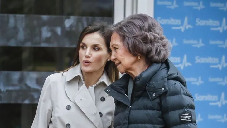 Spaanse royals proberen grimlachend de schade te beperken
