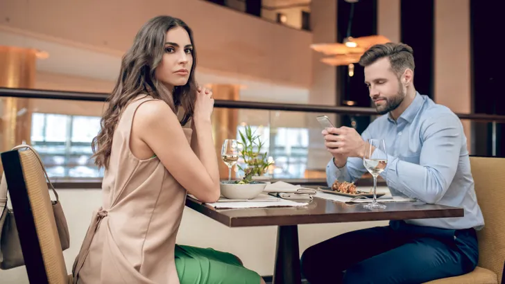 De 7-seconden regel is genadeloos. Ontdek welke fouten ervoor zorgen dat je direct 1-0 achterstaat bij je eerste date.