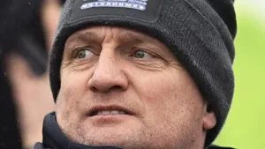 Bart Wellens kijkt boos tijdens een veldrit, na kritiek op de UCI, Van der Poel en Van Aert.