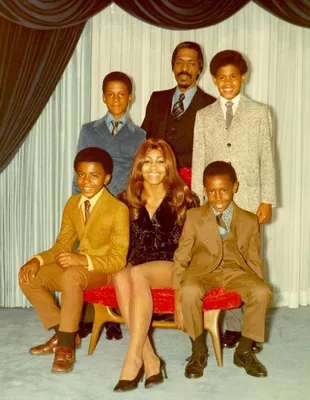 1972. Naast haar zonen Craig en Ronnie adopteerde Tina met Ike nog twee jongens: Ike Jr. en Michael.