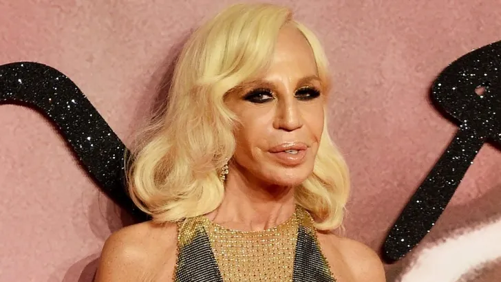 Zo zag Donatella Versace eruit vóór plastische chirurgie