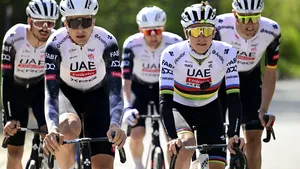 Hardrijders Vermeersch, Wellens en Politt van UAE Team Emirates rondom wereldkampioen Pogacar.