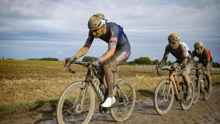 Dit is het geheim van de witte schoenen van Van der Poel na een modderige Parijs-Roubaix