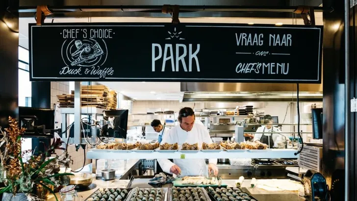 Optimaal genieten in de zon op het terras van PARK Café-Restaurant