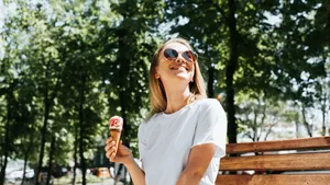 Vrouw is aan het genieten van ijs en het weer.