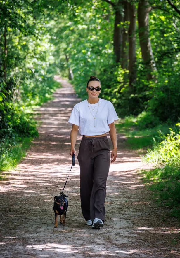 Femke Kok met hondje Puck