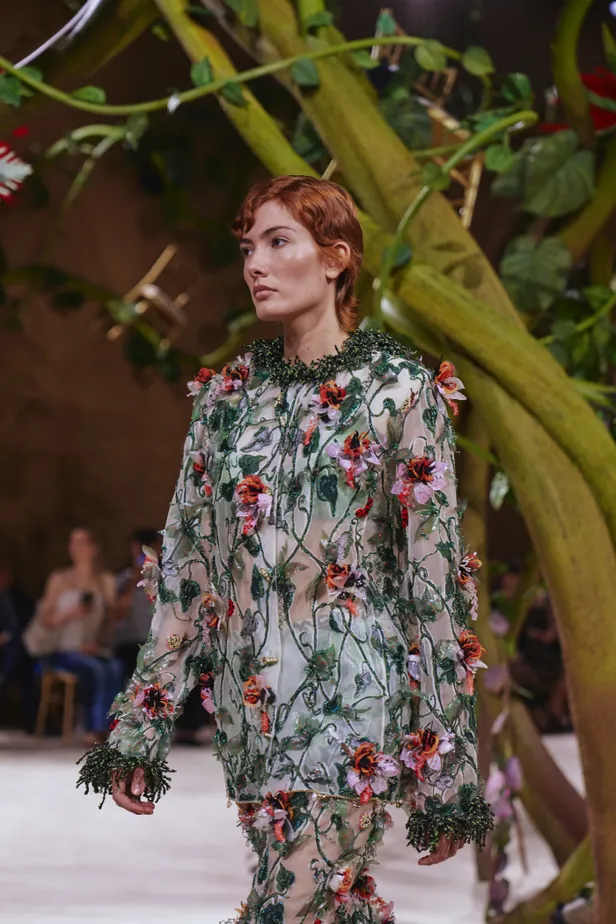 Model in mantelpak met heel veel bloemen tijdens Chanel Haute Couture fashion show in Parijs 2026.