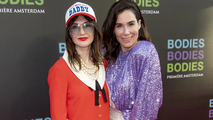 Hoe kom je naar de première van je bestie? Carice doet het even voor