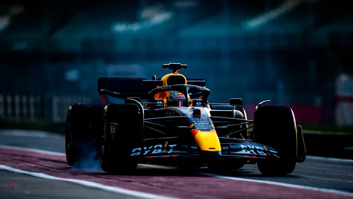 Eindelijk: de echte Red Bull RB18 in Barcelona