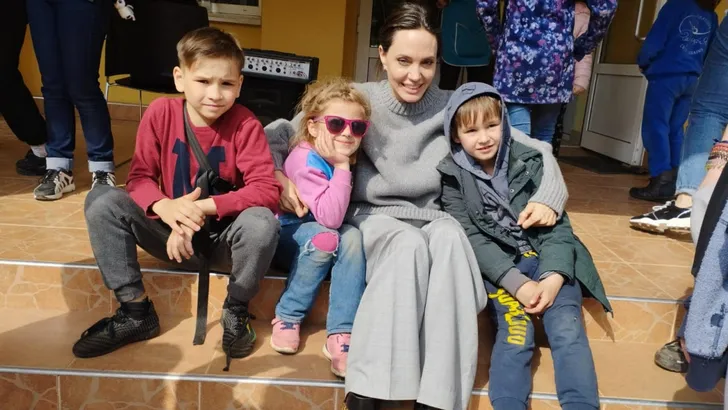 Angelina Jolie bezoekt Lviv en praat met mensen over de impact van de invasie 