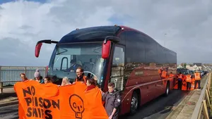 VIDEO: bus rijdt dwars door groep blokkeerhippies