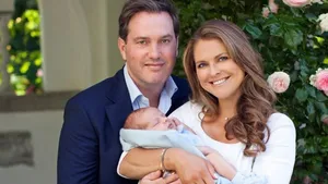 Prinses Madeleine showt baby Nicolas