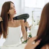 Lange lokken: experts delen de tips die je haargroei écht helpen | Beau Monde