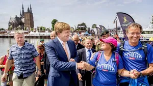 Koning Willem-Alexander moedigt Vierdaagse-lopers aan