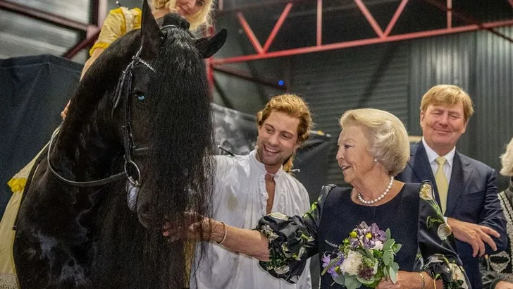 Beatrix en Willem-Alexander genieten van hippisch theaterstuk