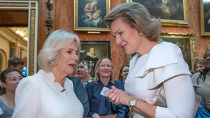 Koningin Mathilde doet mee met Camilla's boekenclub